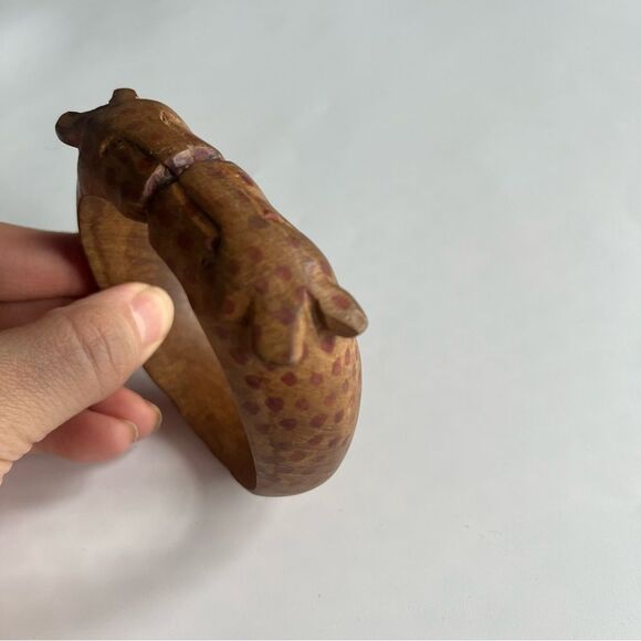 Hand Carvedβ Wooden Bangle Bracelet Kissing Cheetahs African Safari Boho Artsy - Picture 5 of 9